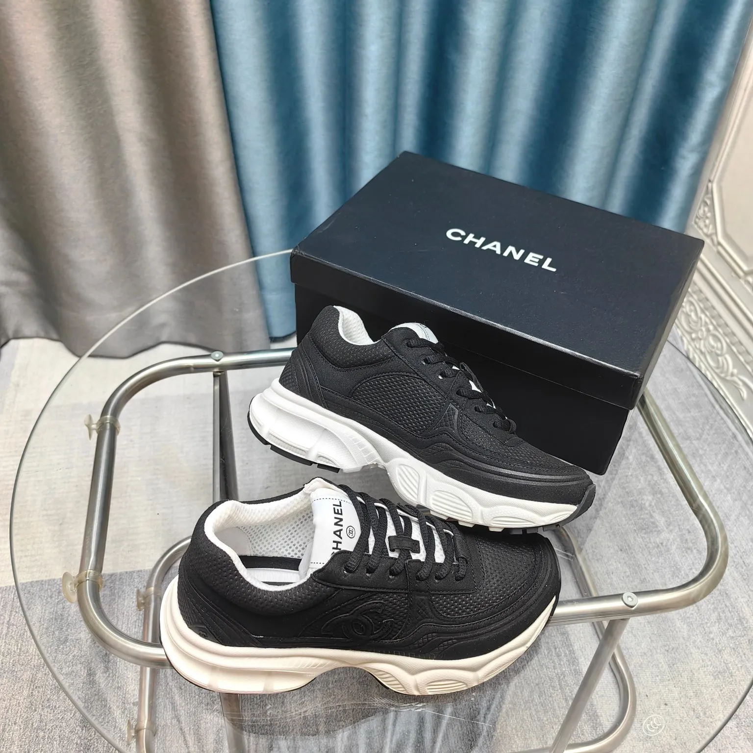 p680🐮🐮Chanel Chanel dad shoes, men and women couples - 2025 counter top casual sports shoes This classic design; the upper is electro-embroidered with a variety of techniques; the outsole is fashionable and sporty; it is unusual to incorporate a variety of color matching elements... The diversified mix and match is very beautiful and versatile, casual, fashionable, sports and outdoor can be taken into account... ꫛꫀꪝ Go➫ Material: ❶Upper is made of: Original imported first-layer silk cowhide + original waterproof cloth + original first-layer cowhide ❷Inner lining: original sheep lining + mesh ❸Outsole based on: original TPU combination outsole Special counter boutique packaging complete set for women 35–41
